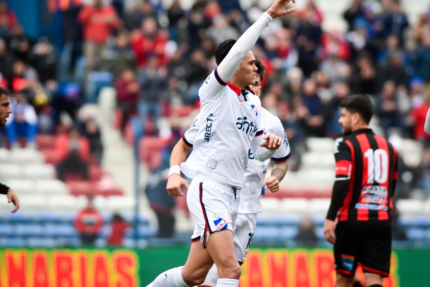 Ruben Bentancourt celebra el primer gol de Nacional ante Miramar Misiones por la sexta fecha del Intermedio.