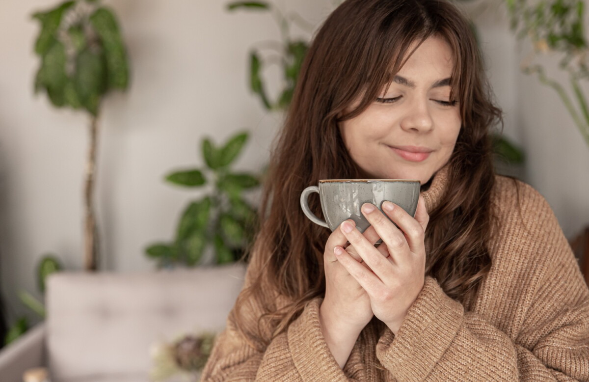 Mujer toma una taza de té.
