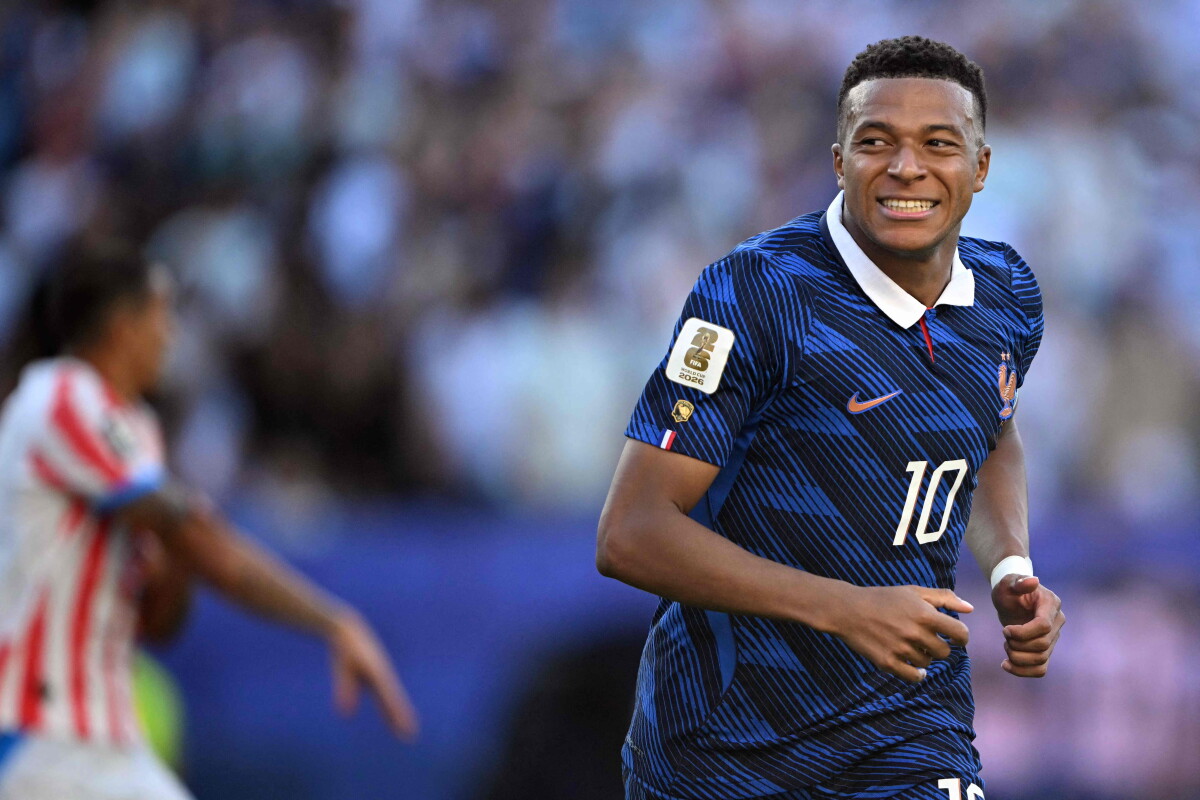 El delantero francés Kylian Mbappé, número 10, reacciona tras una ocasión de gol desperdiciada durante el partido de octavos de final del Mundial de 2026 entre Paraguay y Francia en el Philadelphia Stadium de Filadelfia el 4 de julio.