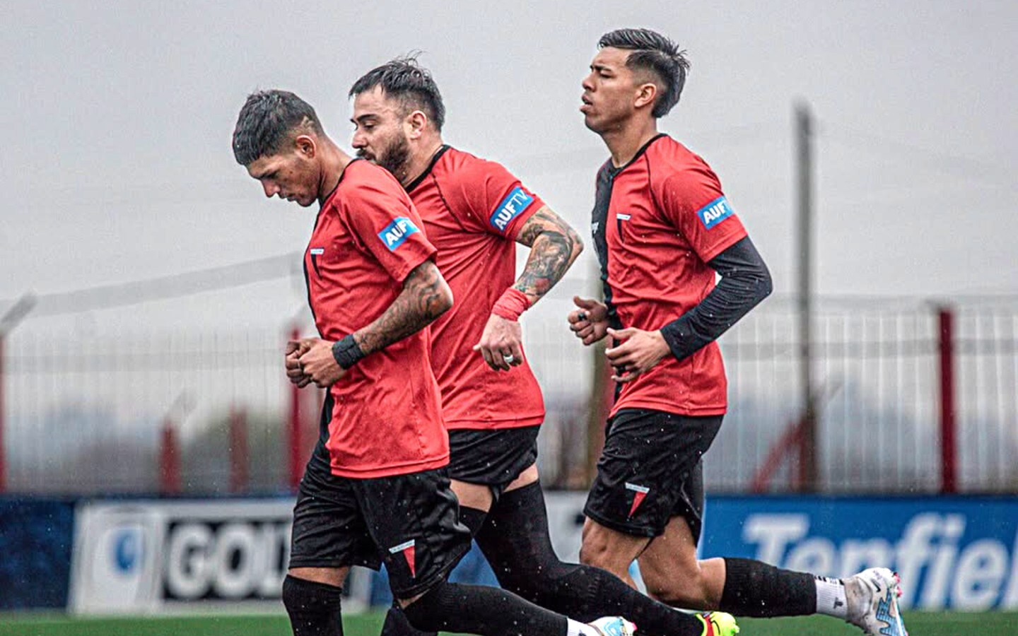 Jugadores de Alto Perú disputando la Primera Divisional C de AUF.