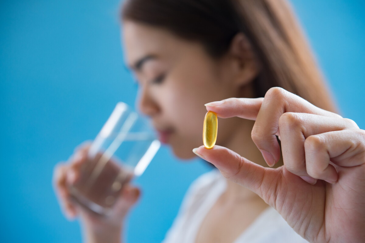 Mujer toma suplemento nutricional.