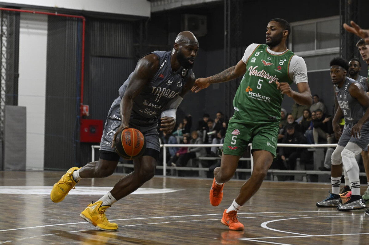 Jonathan Augustin-Fairell defendido por Randy Rickards en el partido entre Tabaré y Verdirrojo, por la Liga de Ascenso.