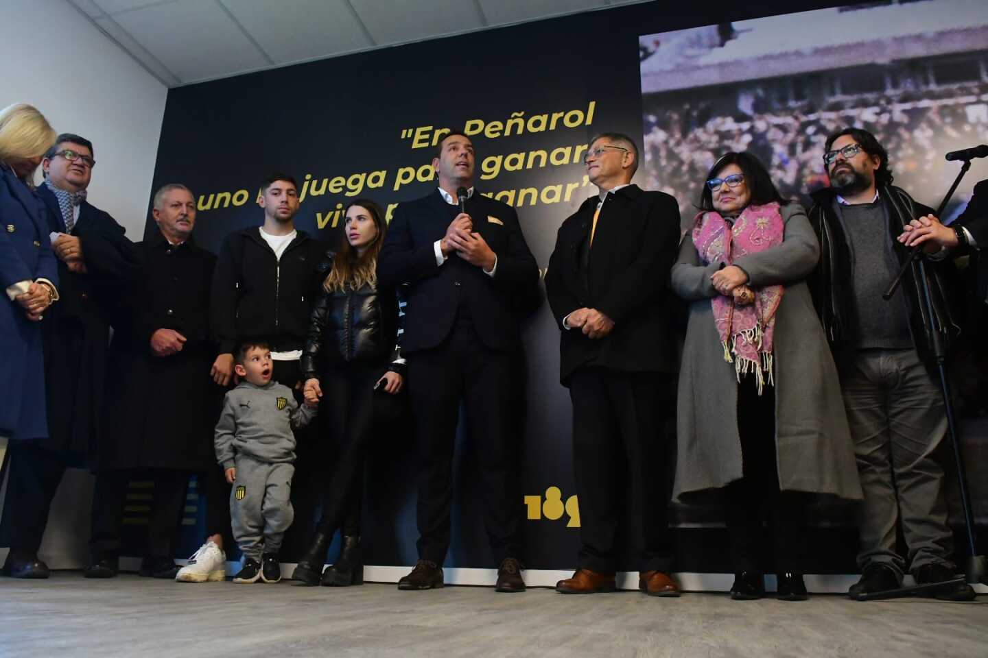 Federico Valverde en la inauguración de la cancha que lleva su nombre.