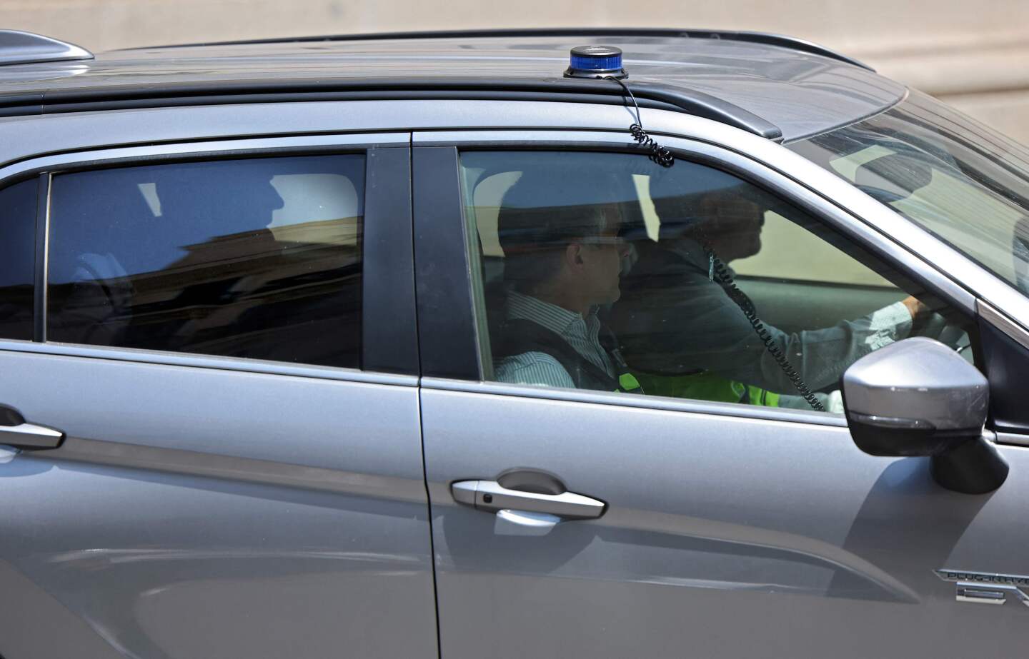 Un auto de la Policía sale del Tribunal Supremo tras la comparecencia del ex número tres del PSOE, Santos Cerdan, ante el juez en Madrid.