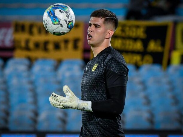 Randall Rodríguez en el calentamiento previo a su debut en la Primera División de Peñarol.