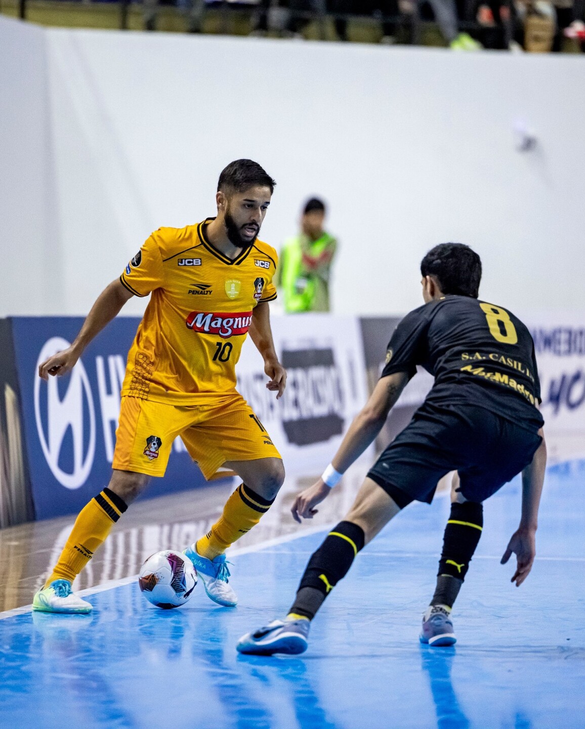 Leandro Lino de Magnus futsal ante Nicolás Tumkiewicz de Peñarol en la Copa Libertadores de futsal.