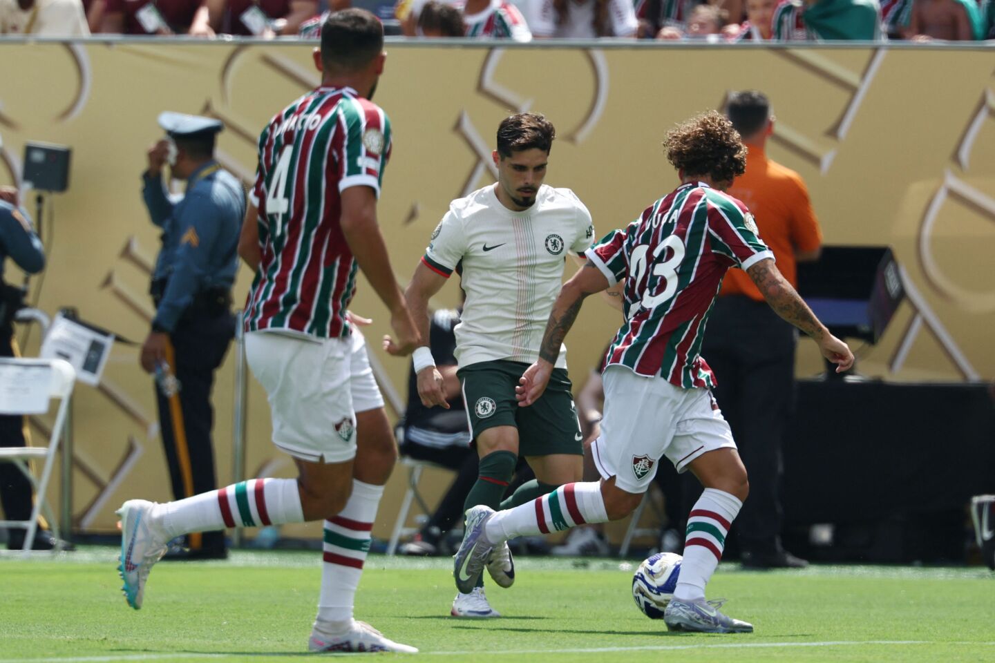 Pedro Neto intenta avanzar ante la marca de Guga en el duelo entre Fluminense y Chelsea por los cuartos de final del Mundial de Clubes.