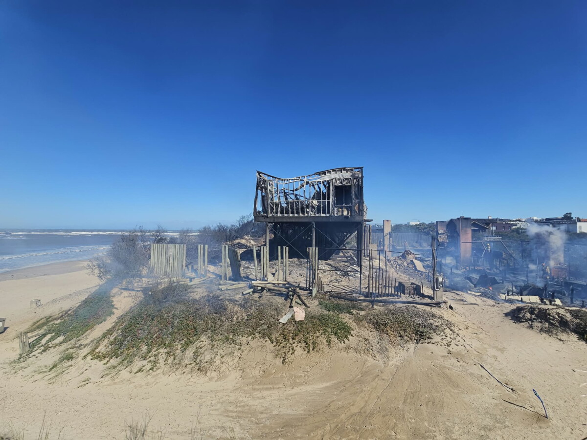 Bomberos trabaja para apagar incendio en José Ignacio: una vivienda registra pérdidas totales