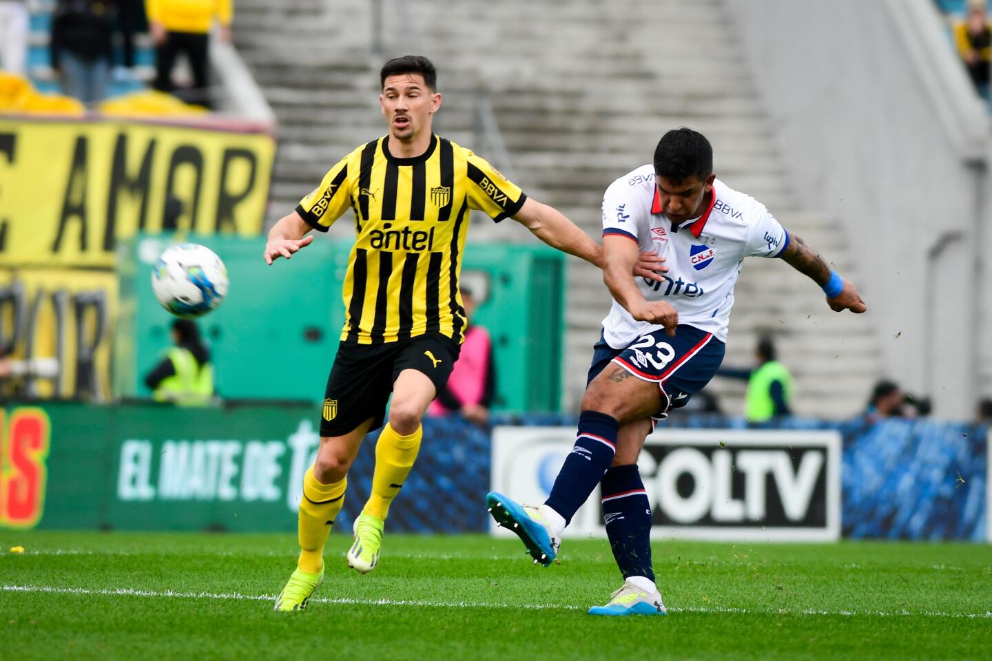 Maxi Silvera, delantero de Peñarol, ante Diego Polenta de Nacional en la final del Torneo Intermedio. 