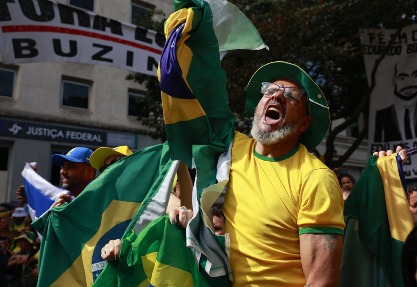 Un simpatizante del expresidente de Brasil Jair Bolsonaro participa en una manifestación en apoyo al exmandatario