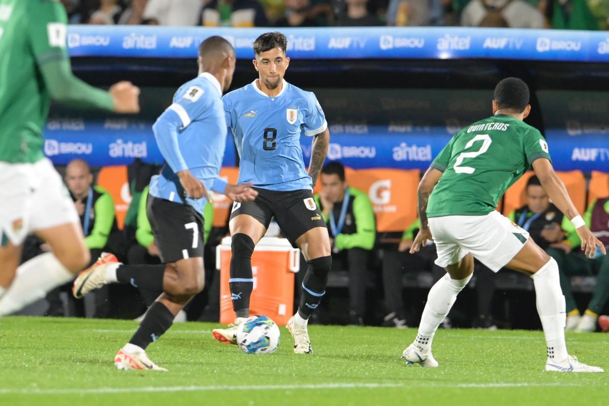 Cristian Olivera toca la pelota a Nicolás de la Cruz.