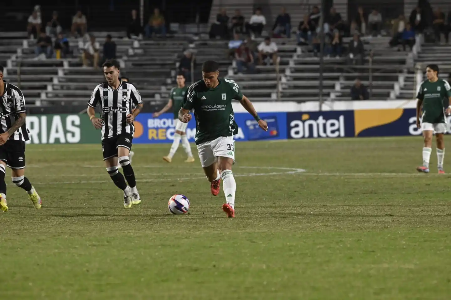 Wanderers ante Racing por el Apertura 2026 en el Parque Viera