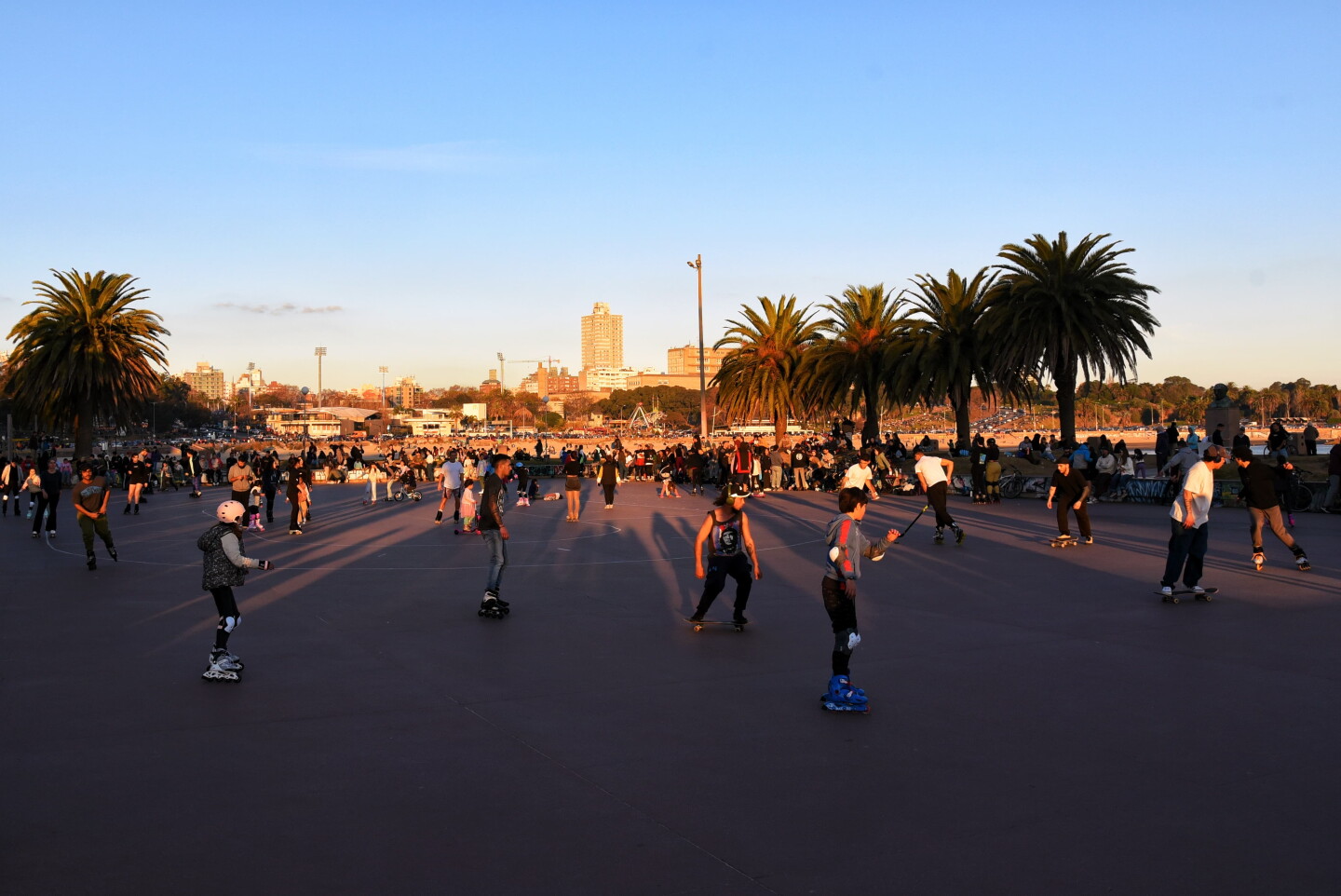 Niños patinando en pista del Parque Rodó.