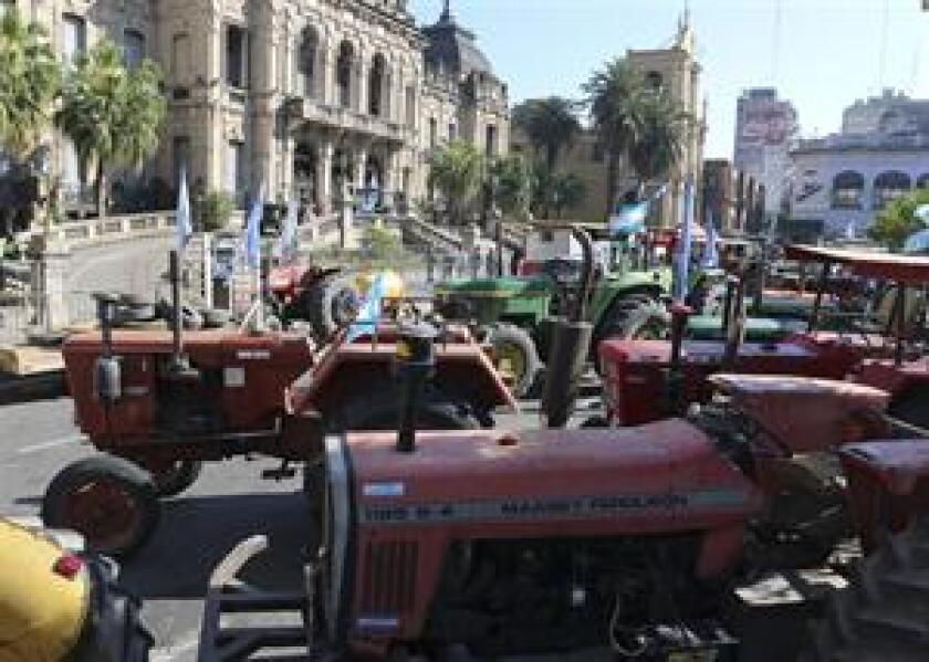 Los productores apostaron decenas de tractores frente a la Casa de Gobierno de Tucumán. Foto: LA NACION / Fernando Font