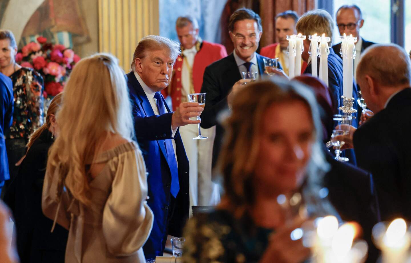 Trump. El presidente de Estados Unidos brindando ayer martes en la cumbre de la OTAN en La Haya.