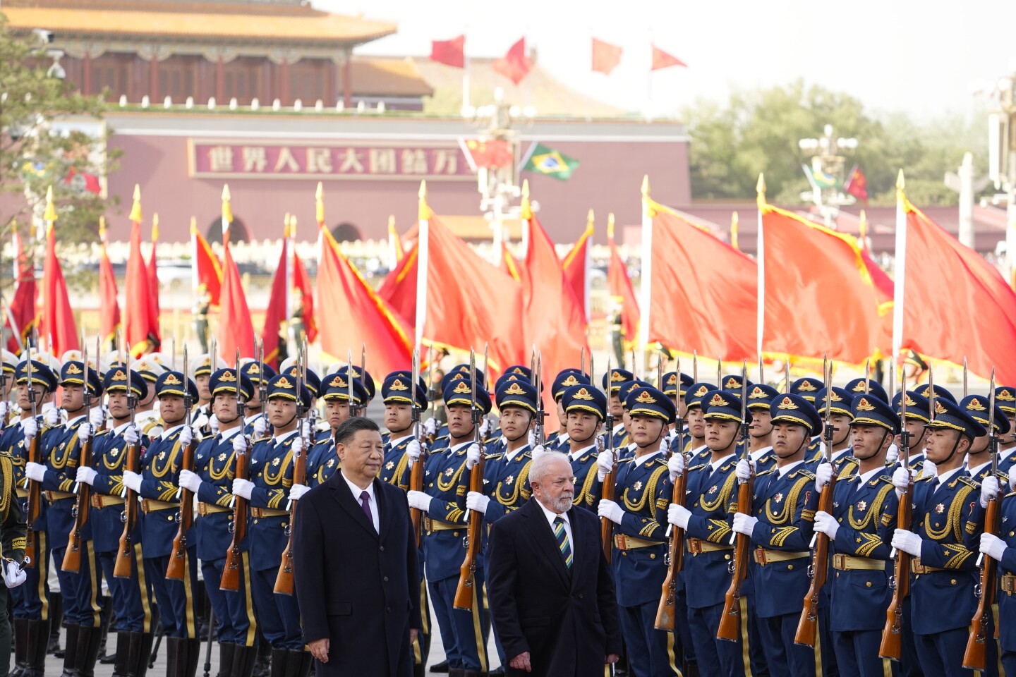 Los presidente Xi Jinping y Luiz Inácio Lula da Silva pasan revista a la guardia de honor en la plaza Tiananmen de Beijing