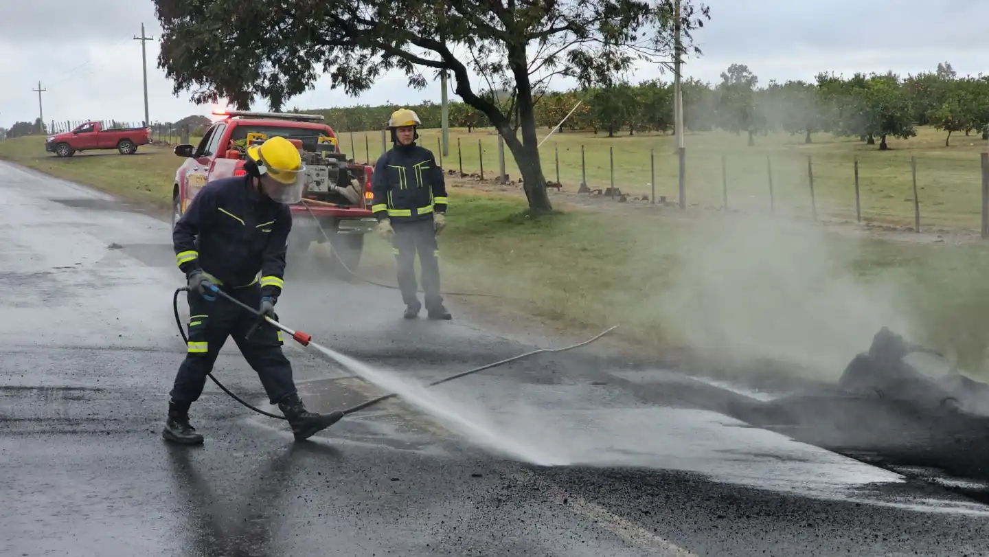 Bomberos apagan quema de llantas en Ruta 3.