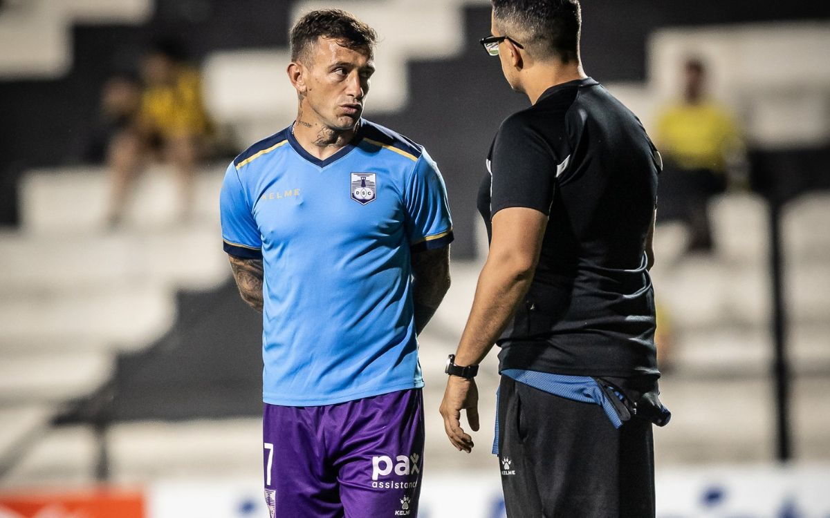 Brian Lozano en la previa del partido entre Defensor Sporting y Peñarol por la semifinal de la Copa AUF Uruguay.