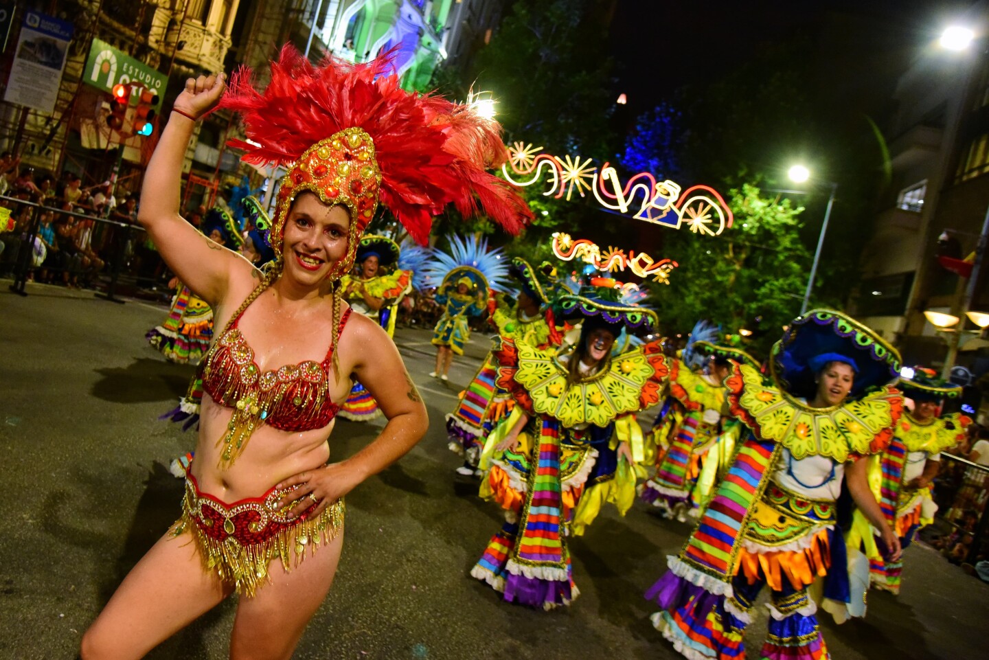 Una de las vedettes de Gres Asabranca, la tercera Escola do samba en desfilar por la avenida principal