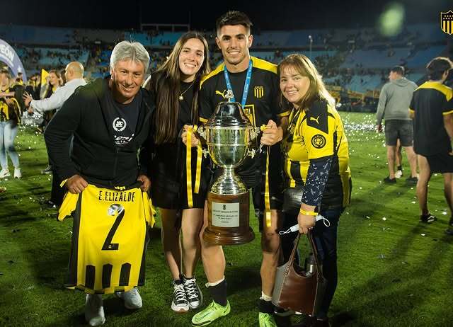 Elizalde junto a su familia en la consagración de Peñarol.
