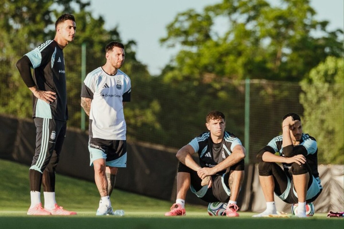Juan Musso, Lionel Messi, Emiliano Martínez y Gerónimo Rulli de Argentina en el primer entrenamiento de la Selección Argentina en Kansas City