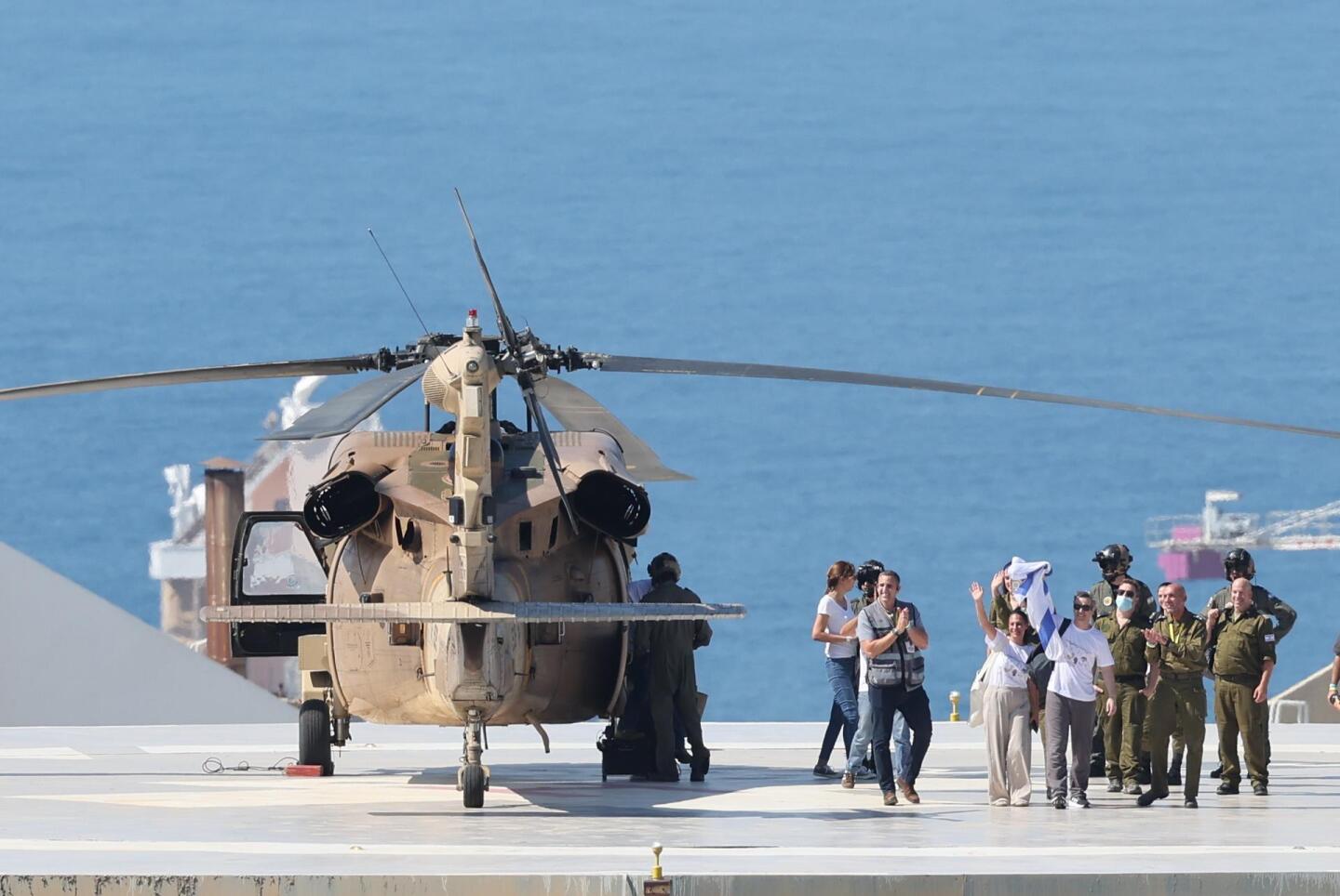 Omri Miran y su esposa bajando de un helicóptero militar junto a su esposa Linshay Miran