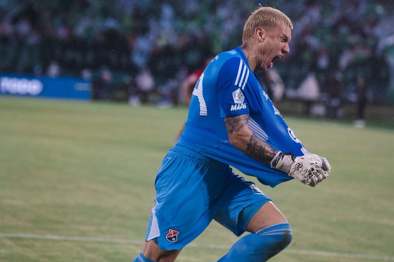Washington Aguerre y su festejo en un partido con Deportivo Independiente Medellín.