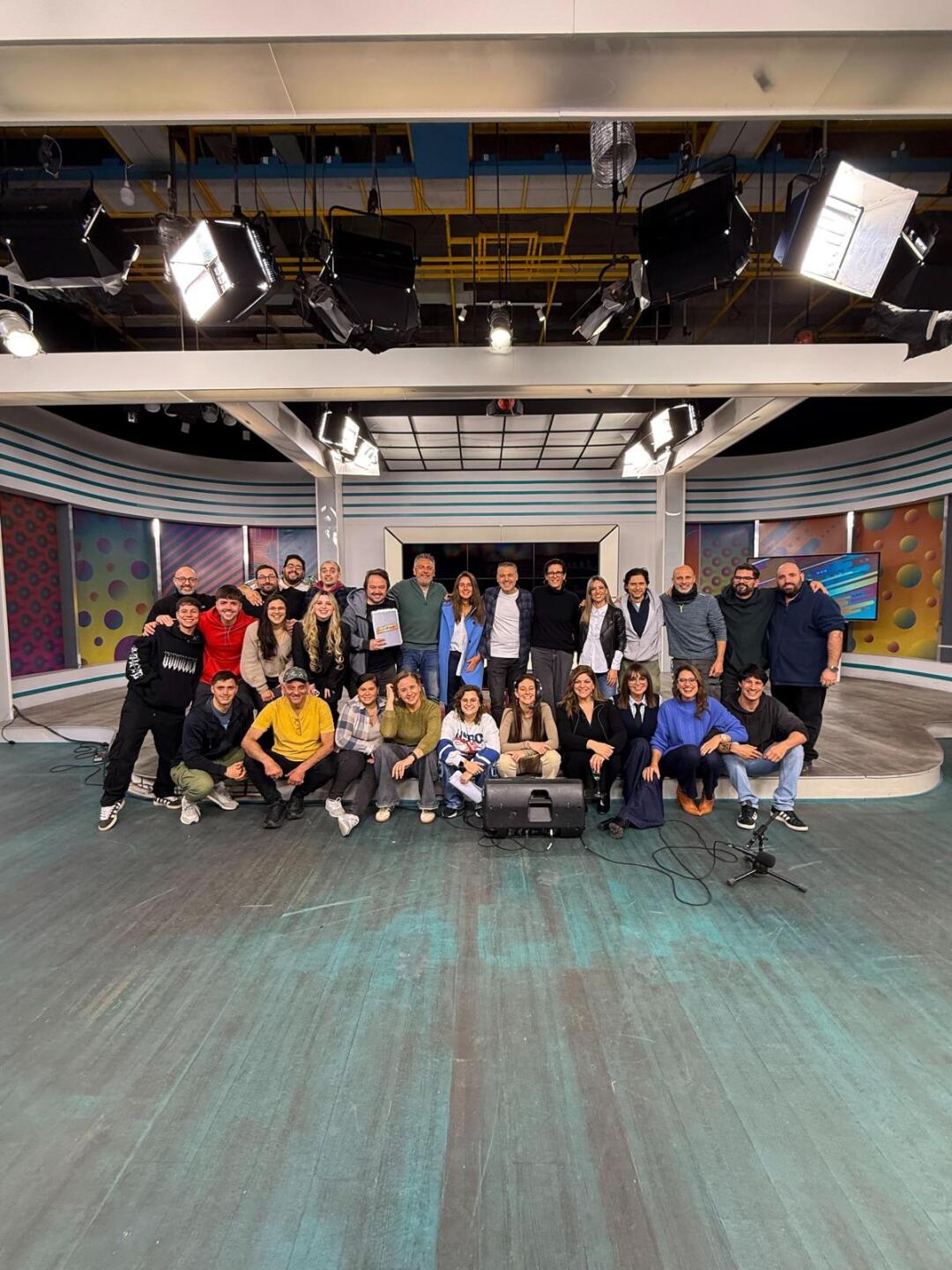 Equipo delante y detrás de cámaras de "Desayunos informales" de Canal 12.