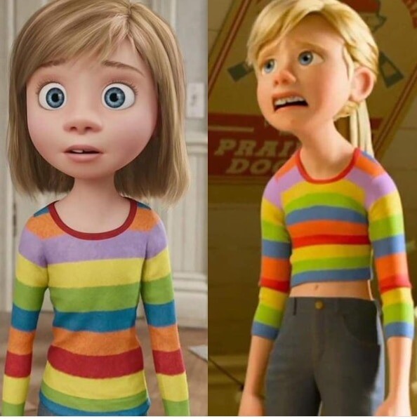Riley con una blusa a rayas.