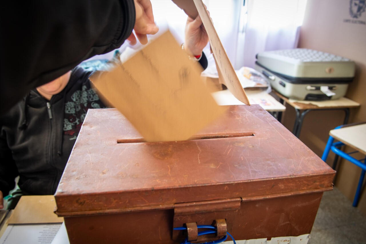 Sobre de votación en las Elecciones departamentales 2025.
