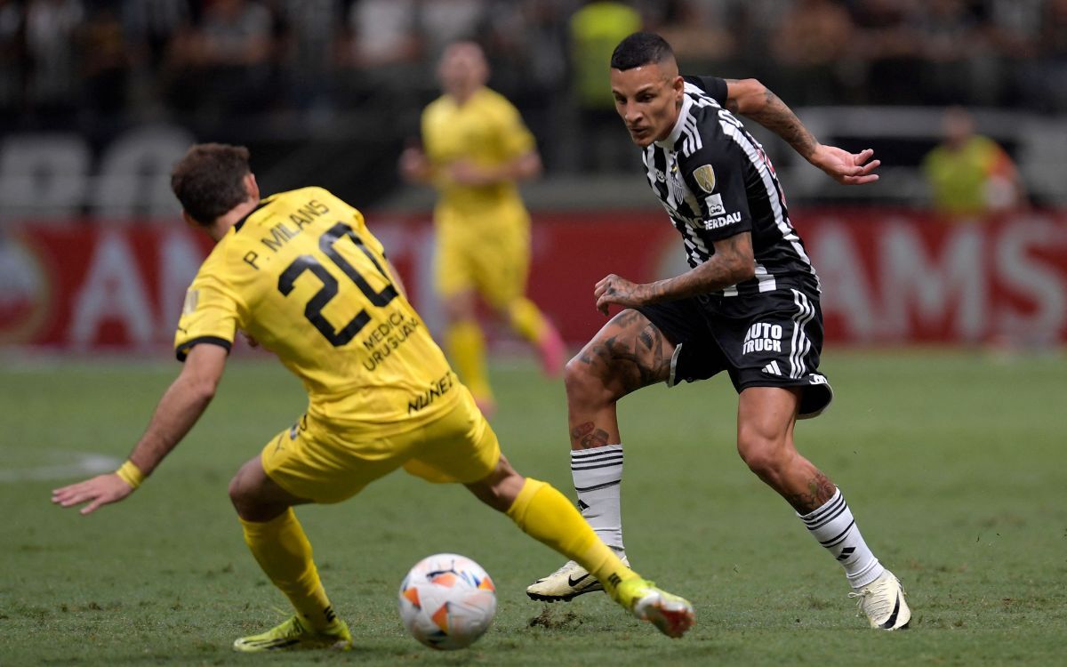 Guilherme Arana frente a Pedro Milans en le partido entre Atlético Mineiro y Peñarol.