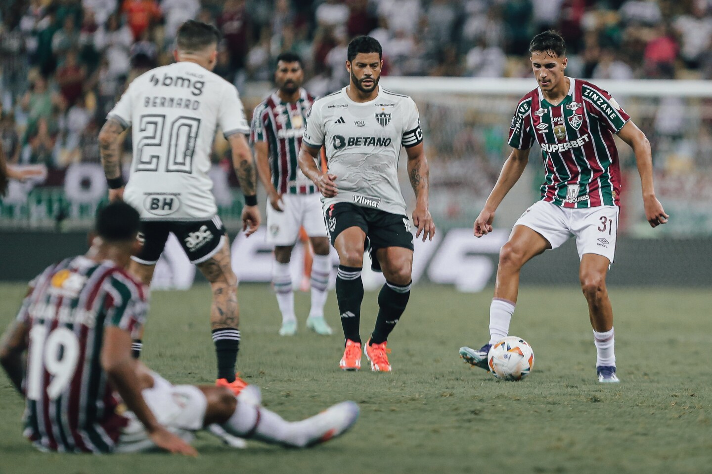 Facundo Bernal ante Hulk en el partido por Copa Libertadores entre Mineiro y Fluminense.