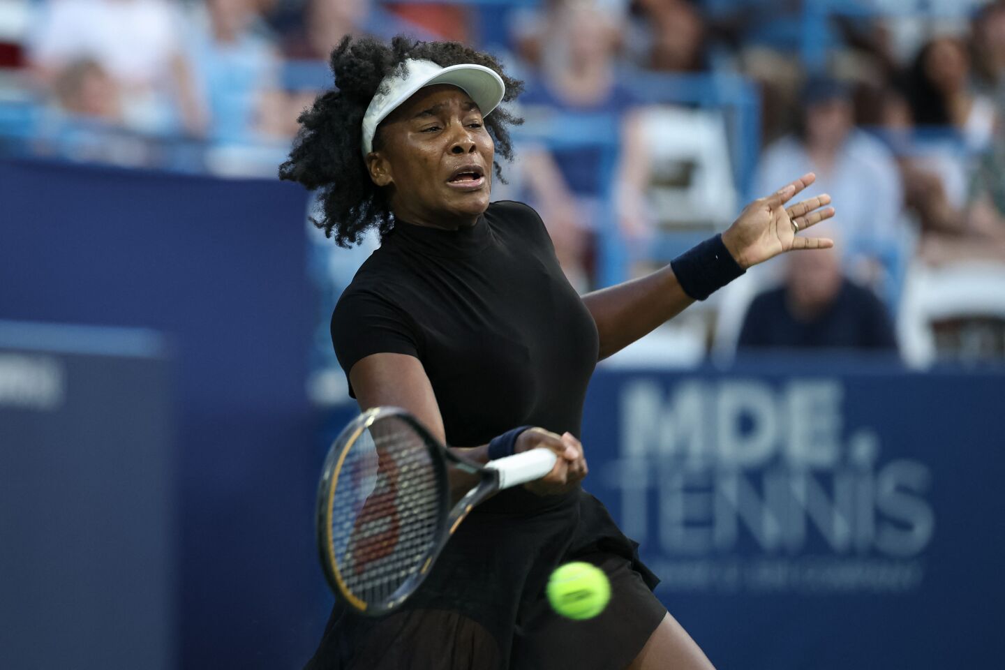 Venus Williams en pleno partido ante Peyton Stearns en Washington.