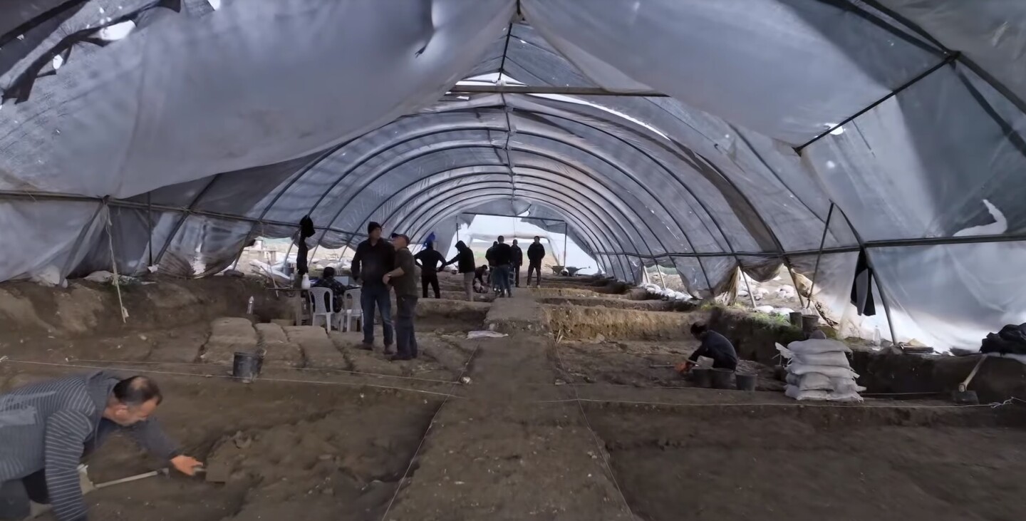 Arqueólogos trabajando en la excavación del Campo del Armagedón.