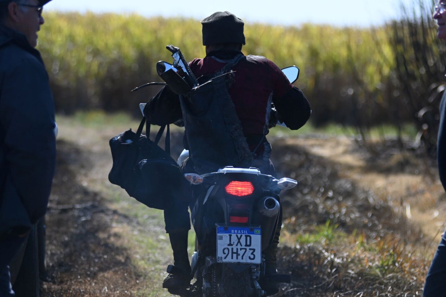 Moto brasileña en plantación de caña de azúcar.