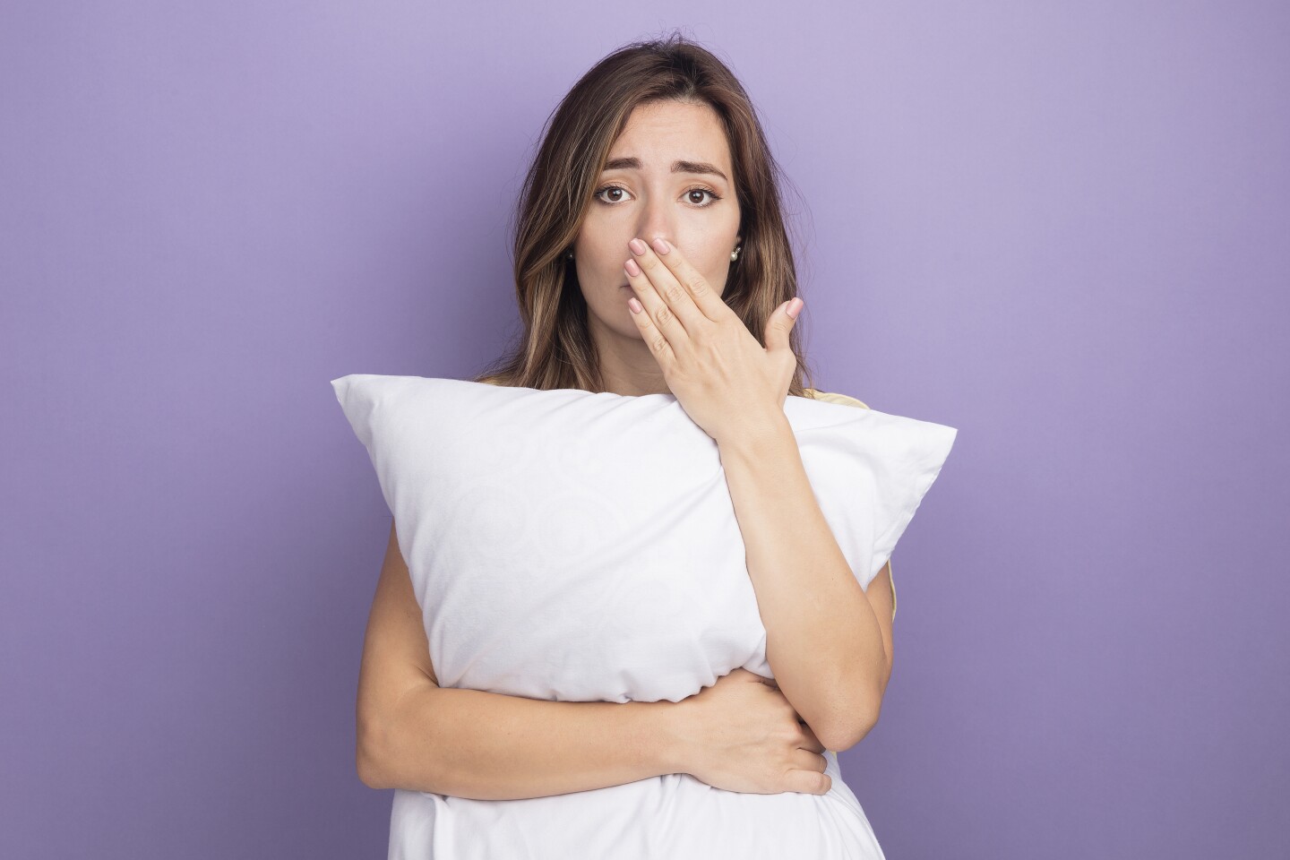 Mujer con almohada.