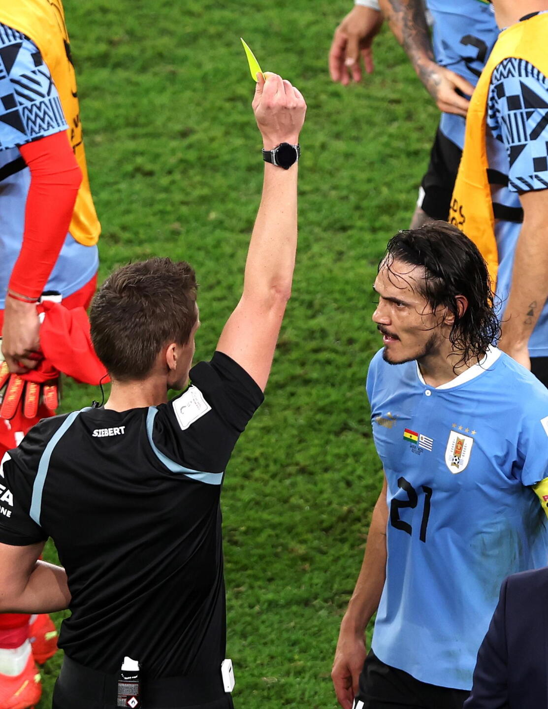 La amarilla a Cavani por la protesta al árbitro alemán. FOTO: EFE.