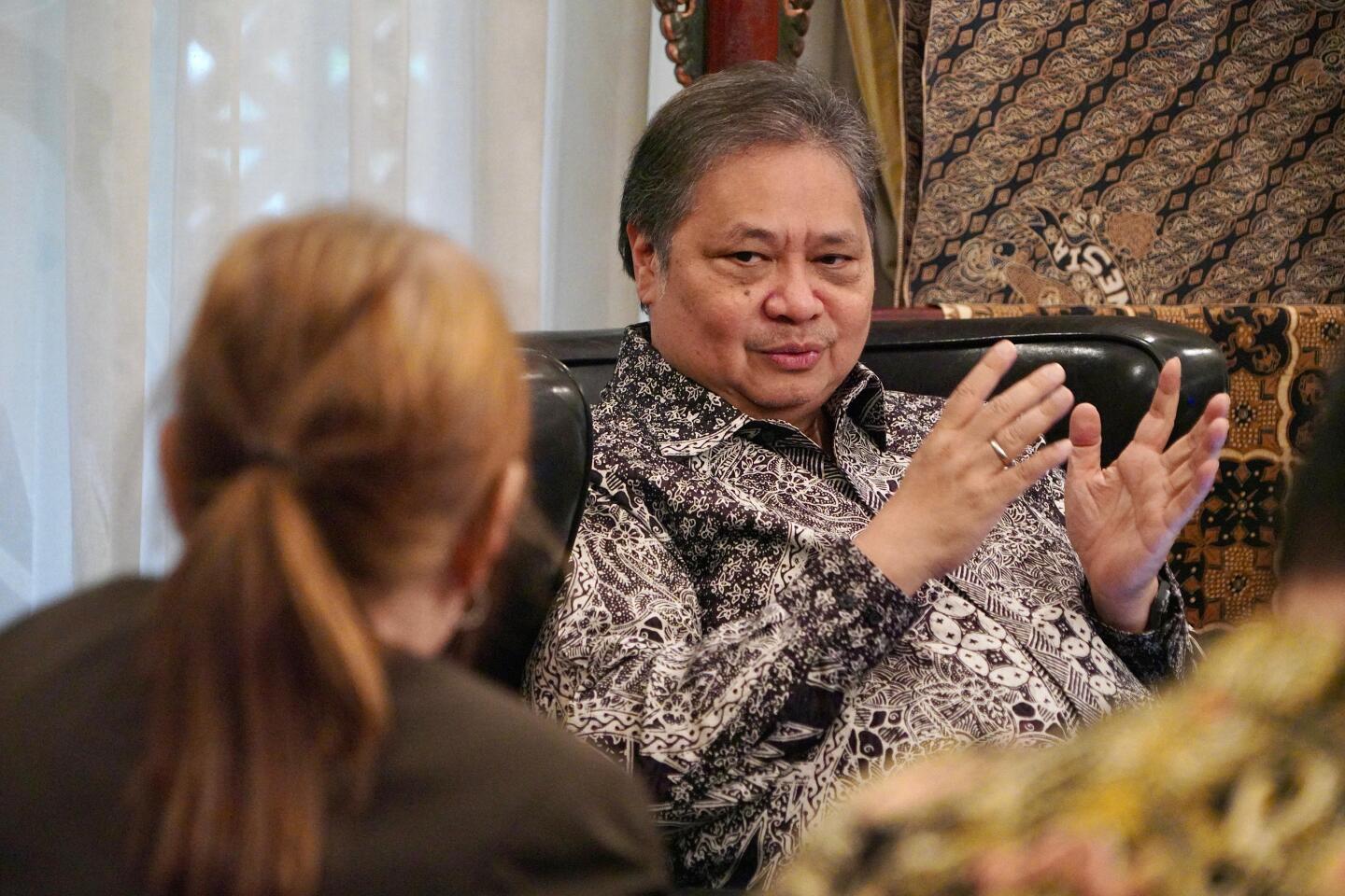 El Ministro Coordinador de Economía de Indonesia, Airlangga Hartarto, en entrevista con El País.jpg