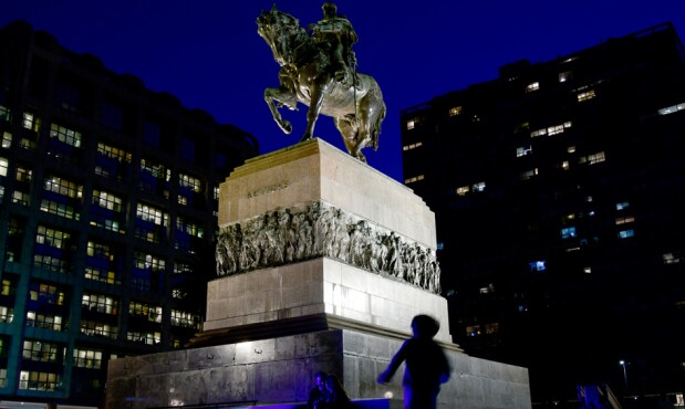 Vista nocturna del monumento al General José Gervasio Artigas, ubicado en la Plaza Independencia de la ciudad de Montevideo. Foto: Estefanía Leal.