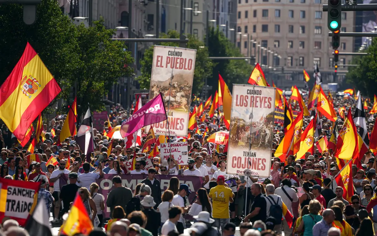 Miles de personas pidieron elecciones anticipadas en España, al tiempo de acusan a Sánchez de no proteger las fronteras
