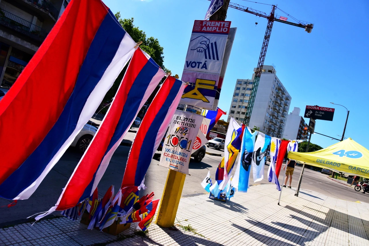 Banderas del Frente Amplio y el Partido Nacional.