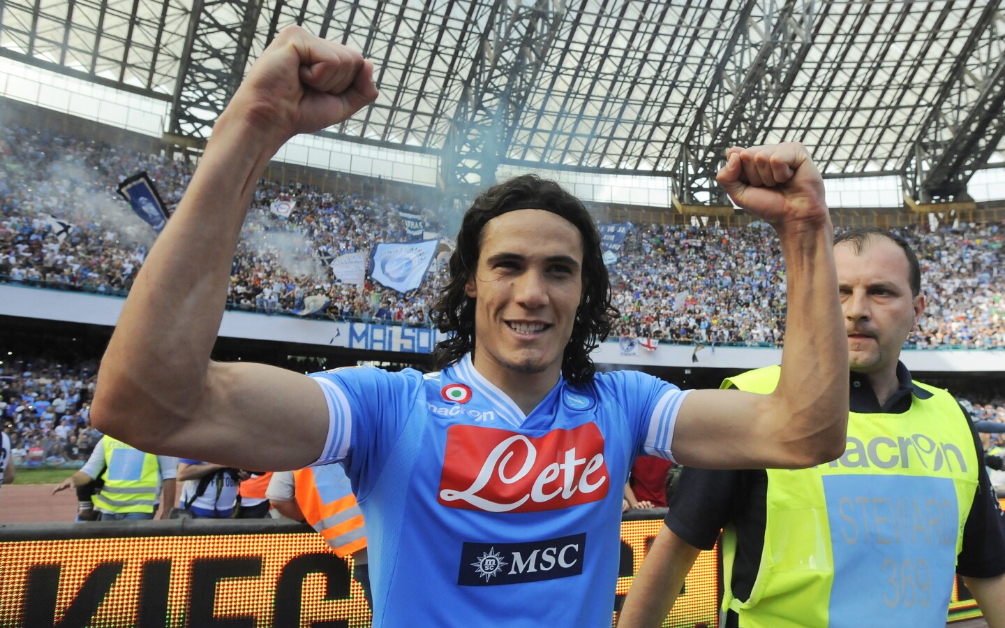 Edinson Cavani celebra con la camiseta del Napoli de Italia.