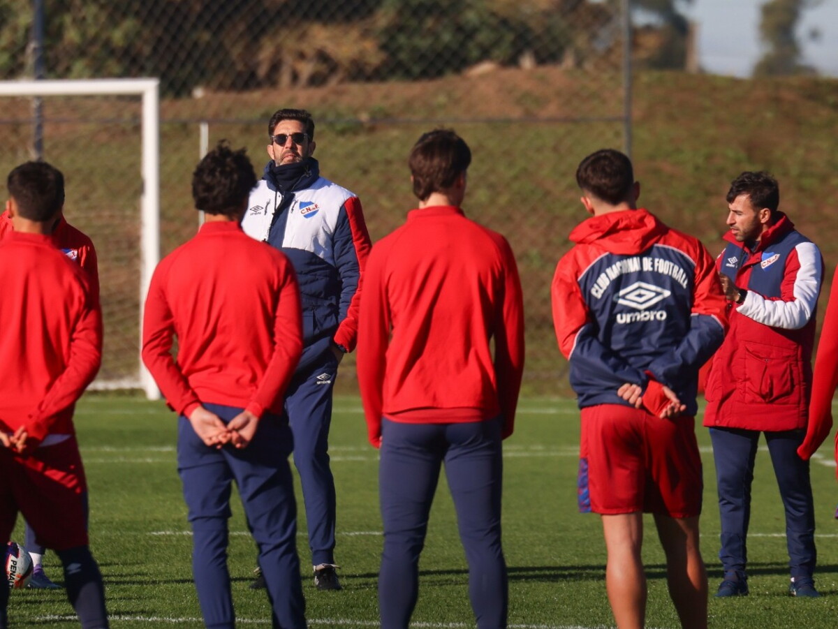 El cuerpo técnico y los futbolistas de Nacional en Los Céspedes.