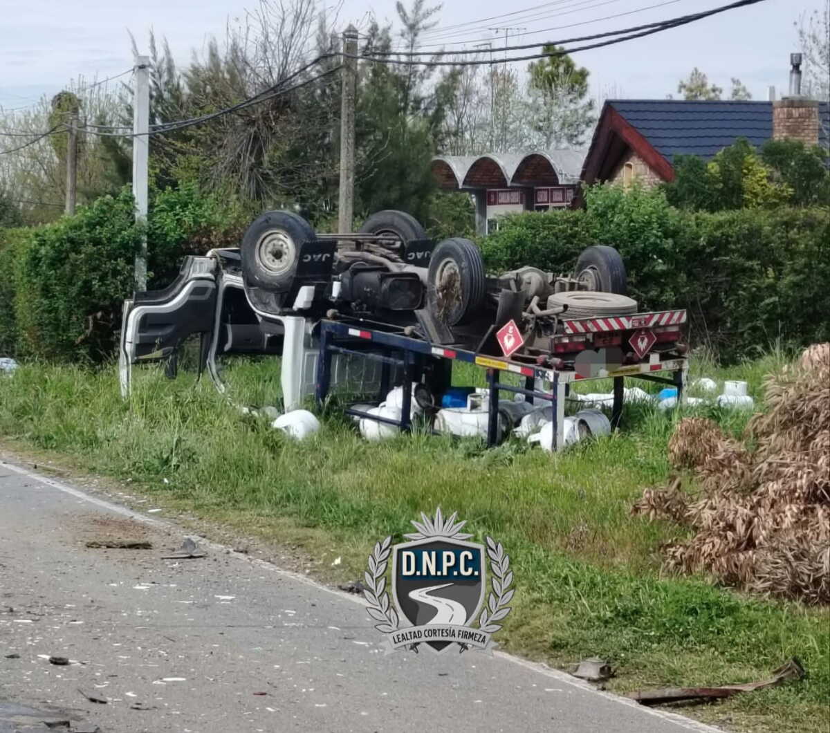 Camión que transportaba garrafas volcó en Canelones: dos hombres resultaron lesionados