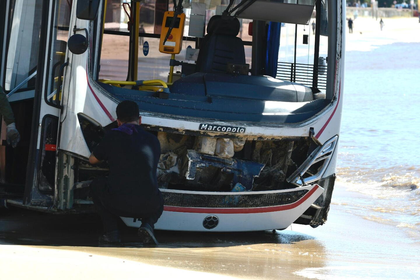 Ómnibus de Cutcsa en la playa, tras siniestro de tránsito