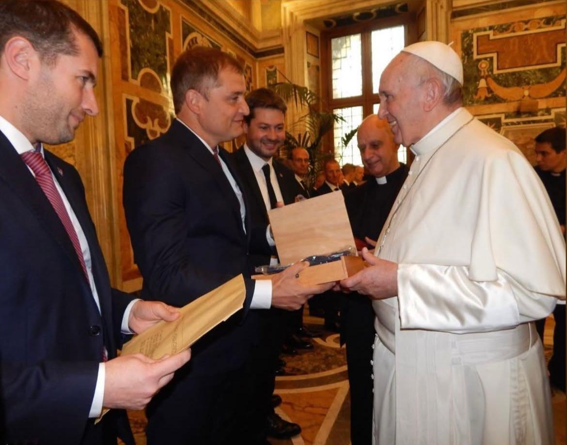 La foto que compartió Diego Aguirre junto al Papa Francisco.