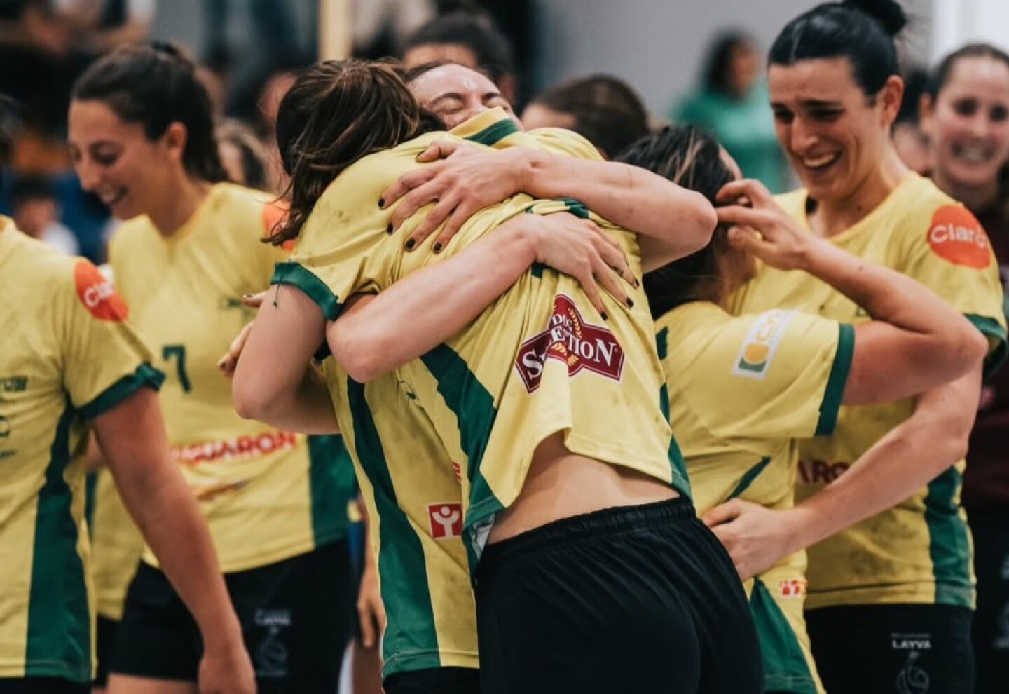 Las jugadoras de Layva celebran su pasaje a la final del Súper 4 del Federal de Handball.