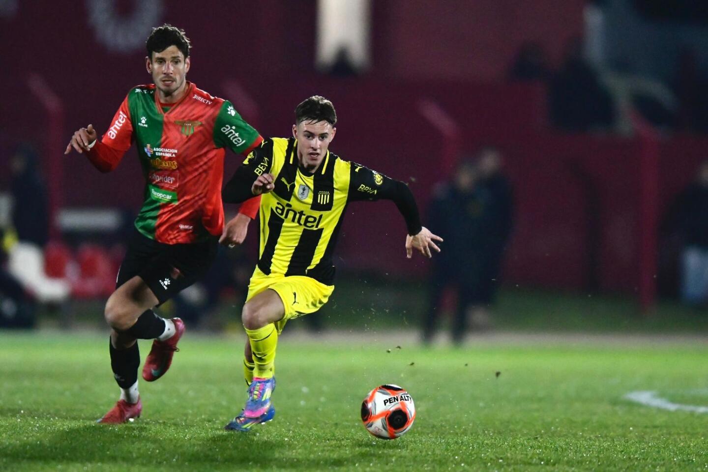 Leandro Umpiérrez se escapa de Felipe Avenatti en el partido entre Boston River y Peñarol.