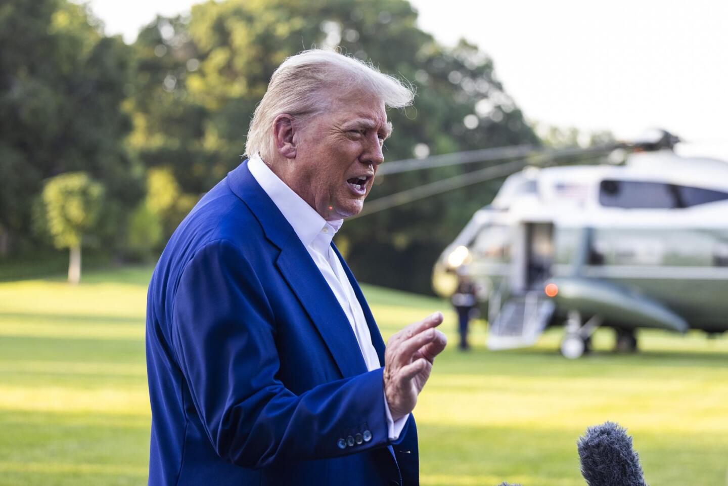 Donald Trump, presidente de Estados Unidos, habla con la prensa antes de subir a su helicóptero.
