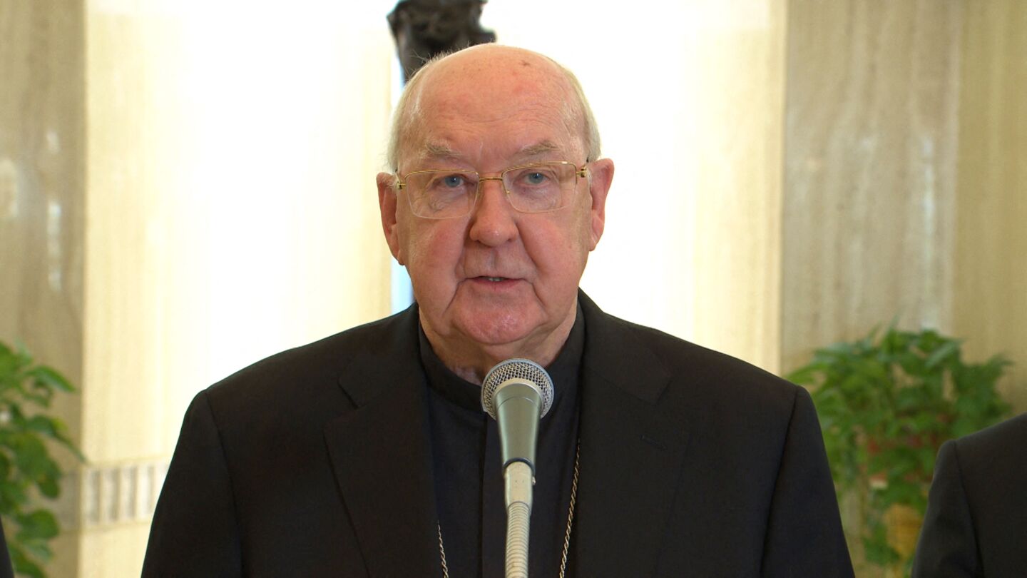 Cardenal Kevin Farrell, camarlengo de la Santa Iglesia Romana, anunciando la muerte del Papa Francisco en el Vaticano.